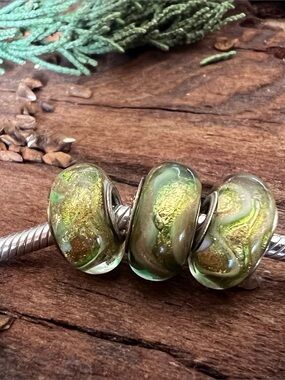 NWT 1X Authentic Chamilia Charm- Cool Dream Murano Glass Gold Foil Green Yellow